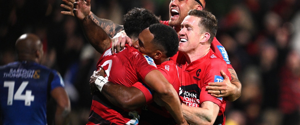 Crusaders stun Blues to keep Super playoff hopes alive