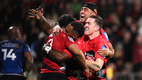 Crusaders stun Blues to keep Super playoff hopes alive